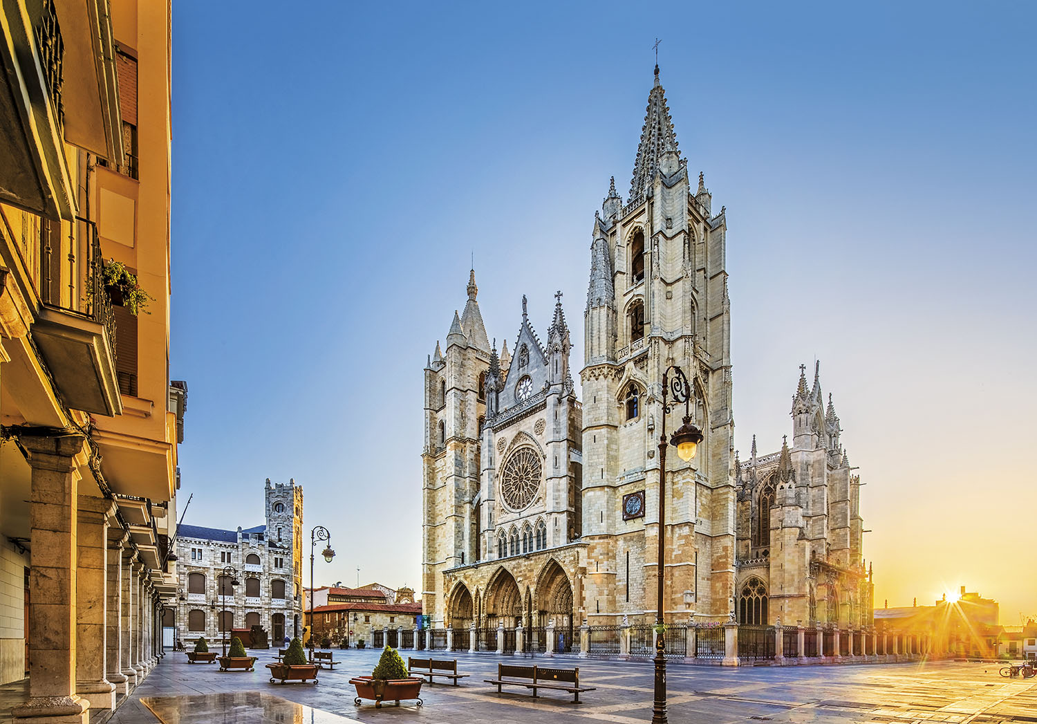 LEÓN - LA HERENCIA DE GAUDÍ